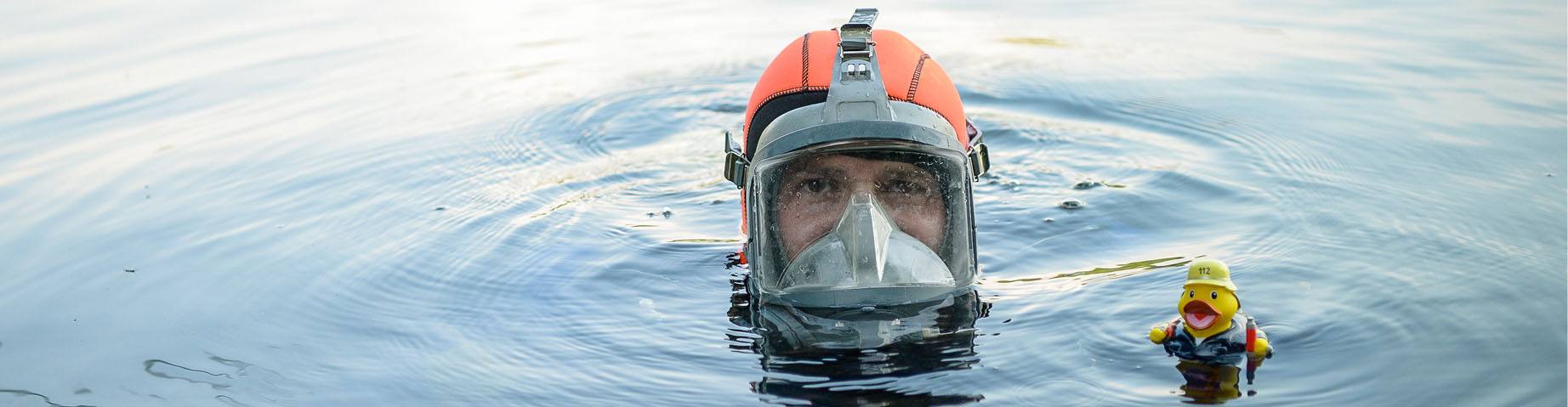 Ein Taucher der Freiwilligen Feuerwehr bei einem Übungstauchgang.