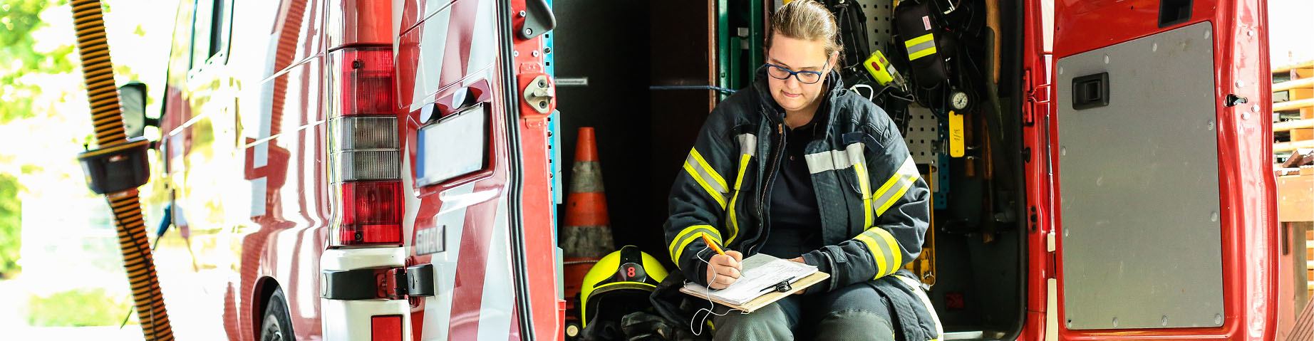 Eine Feuerwehrfrau protokolliert den Einsatz.