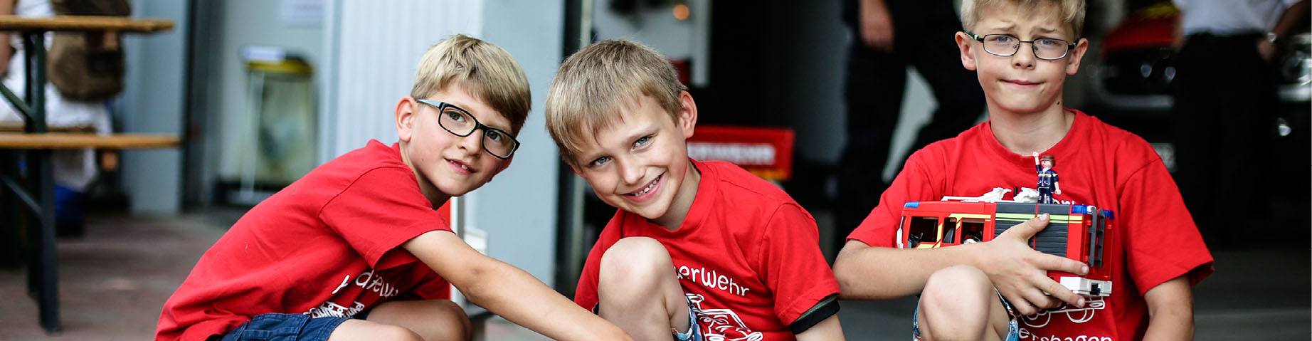 Eine Gruppe der Kinderfeuerwehr spielt zusammen.