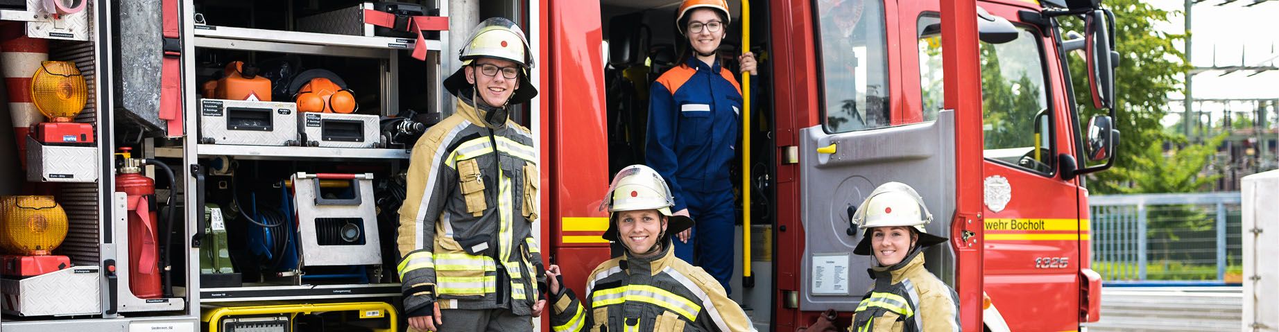 Die Jugendfeuerwehr zusammen mit dem Einsatztrupp.